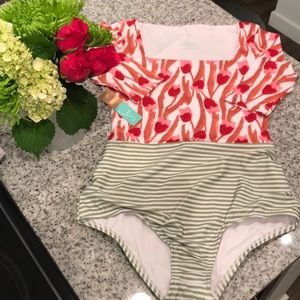 NWT Seea Swim Suit. Flattering fit & print!